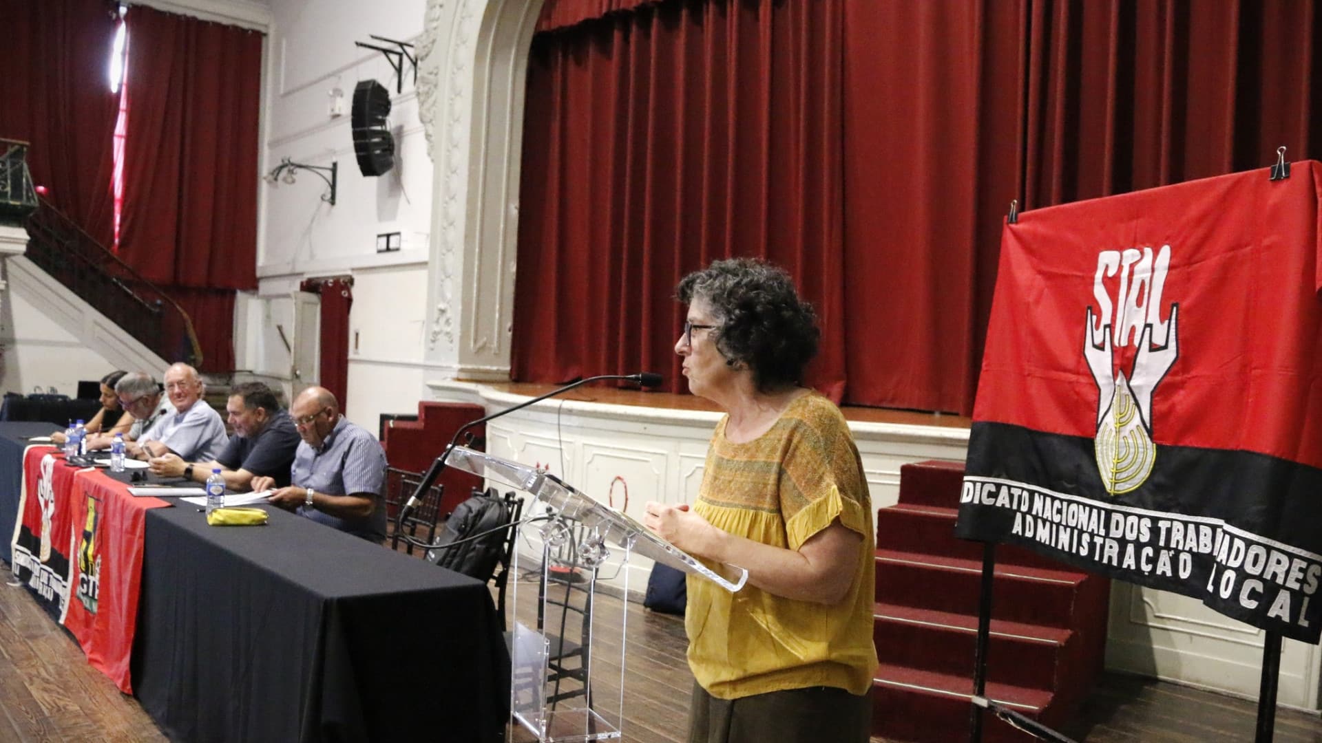 Les travailleurs des municipalités manifestent aujourd'hui pour exiger de meilleurs salaires.