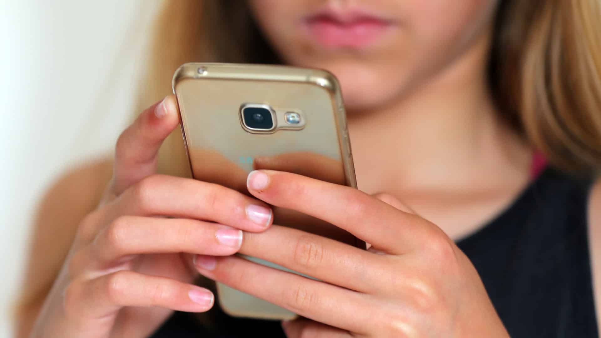 L'interdiction de l'utilisation du téléphone portable concerne le secteur public et privé, assure le ministre.