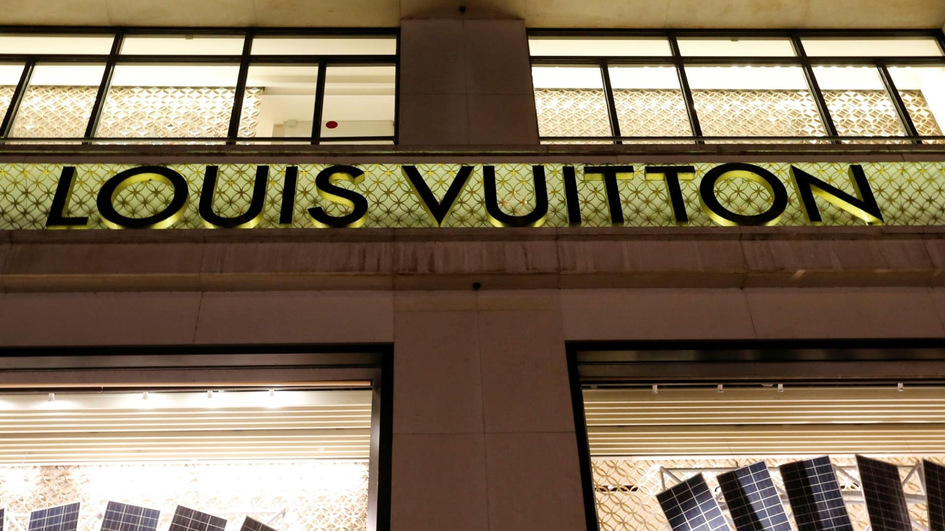 Logotype identique ? Louis Vuitton poursuit une entreprise de liqueurs portugaises.