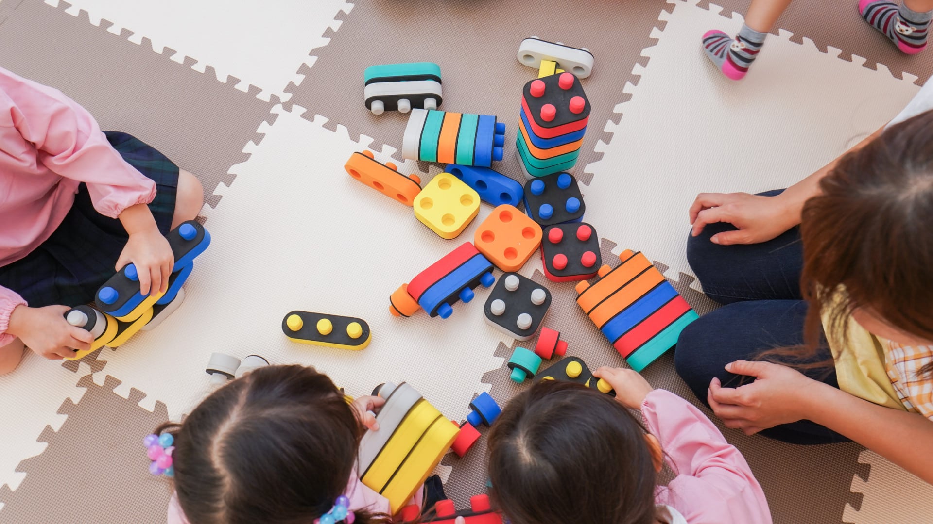 Mauvais traitements dans une crèche. Plus de mille demandent la suspension des auxiliaires accusées.