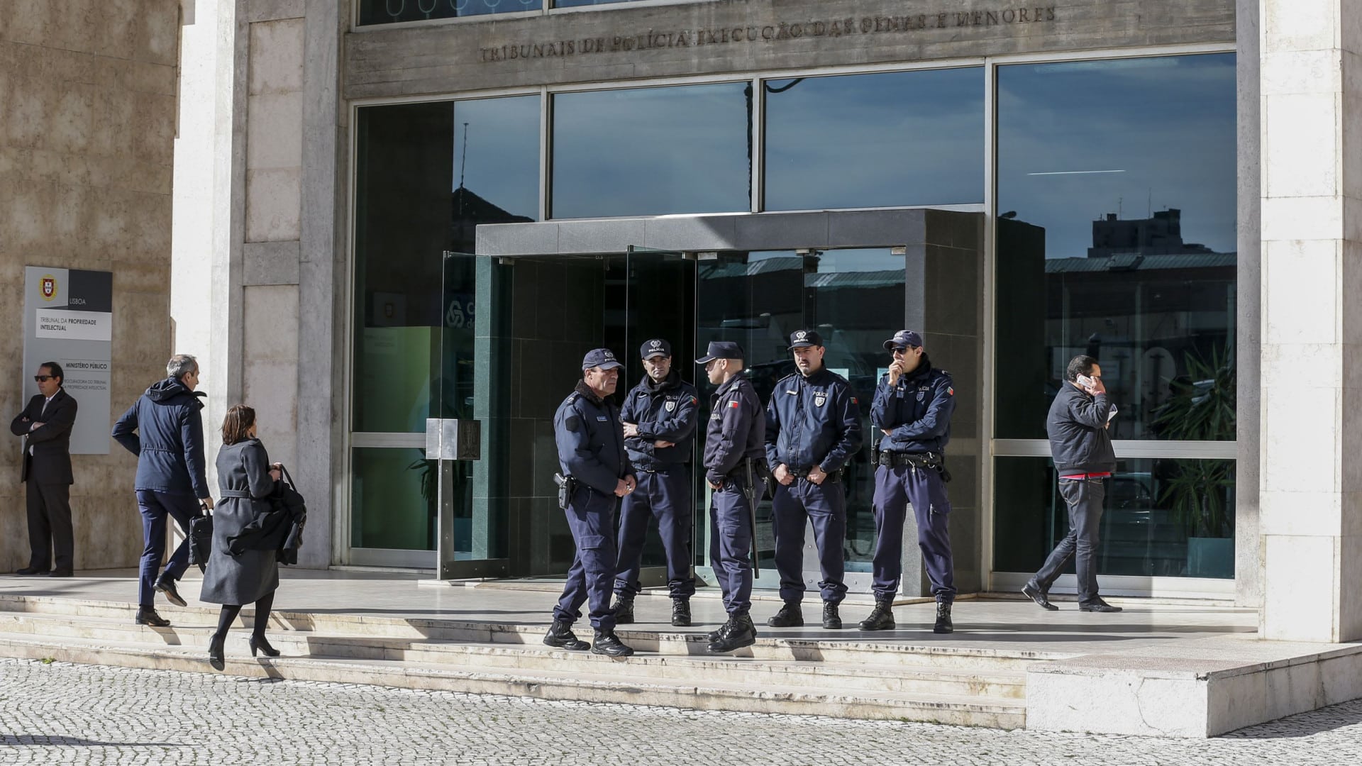 Palais de Justice sans climatisation et vitres de portes risquant de tomber.