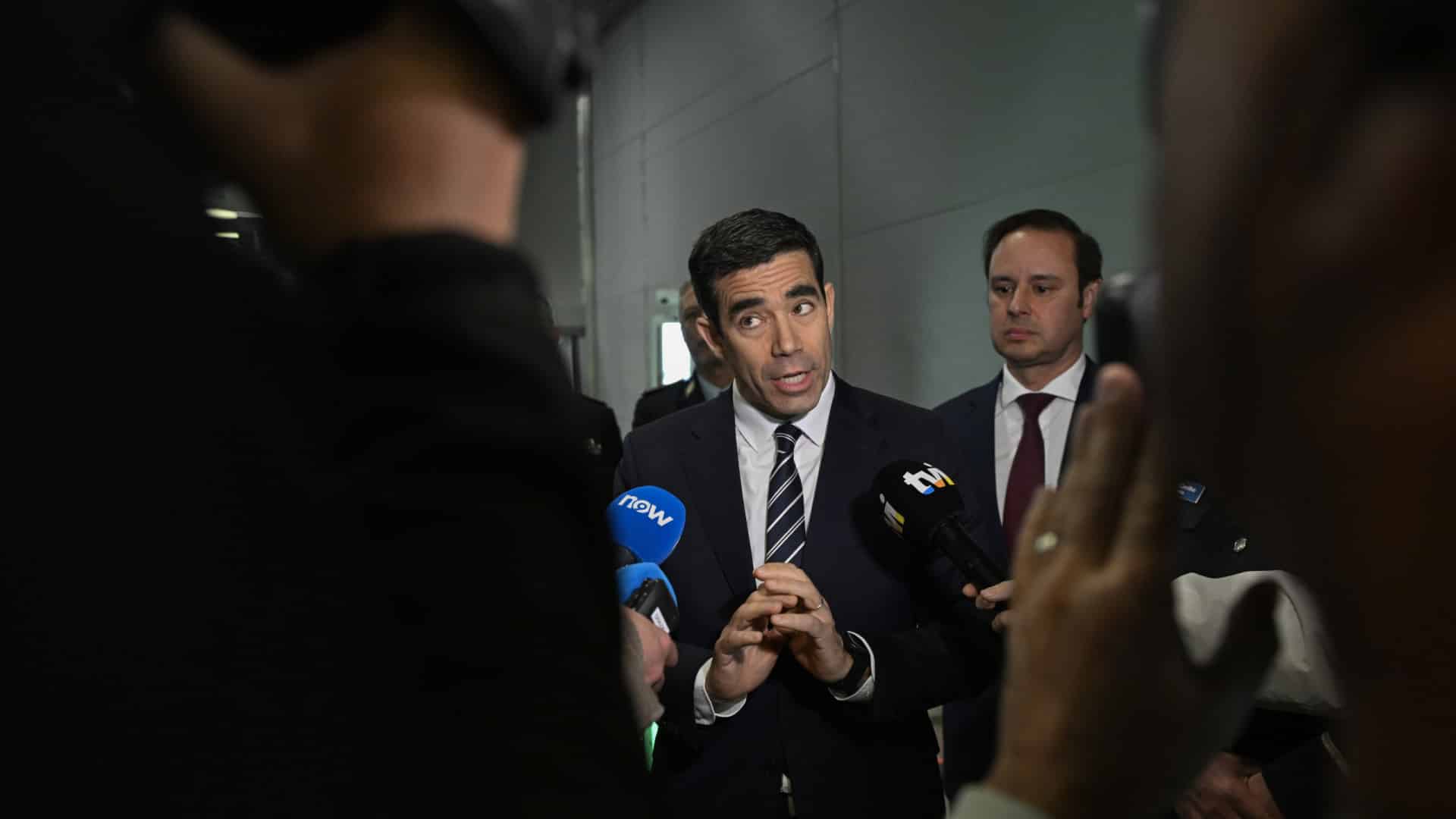 "Paternaliste". Leitão Amaro critique les soutiens de l'État à ceux qui ont mal investi.