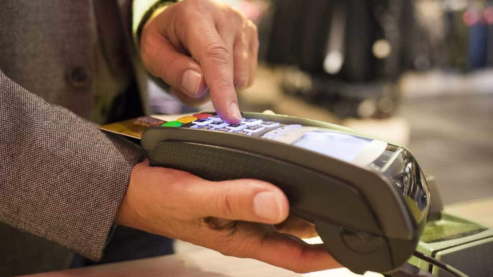 Payez-vous vos achats au supermarché avec une carte bancaire ? Attention à cette arnaque.