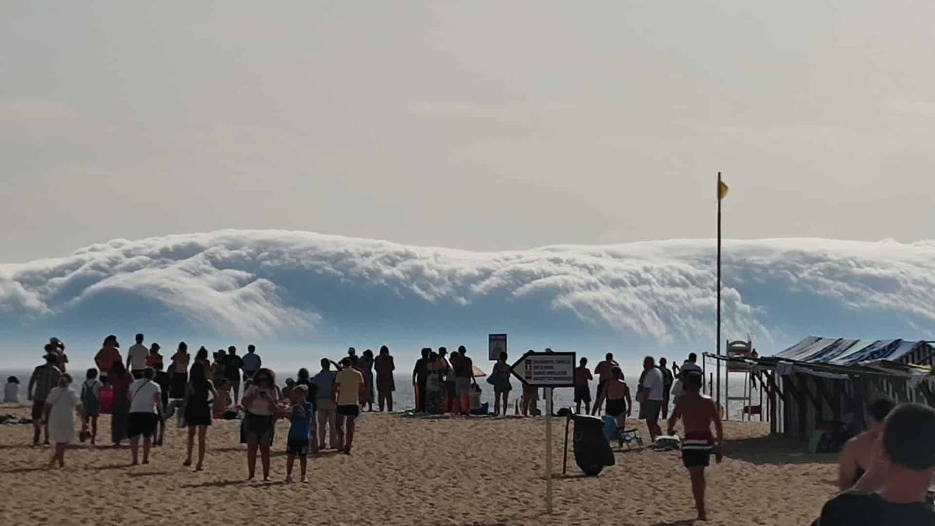 Phénomène cause de forts vents et "spectacle" sur les plages (cela ressemble à une vague, mais ce n'est pas le cas)