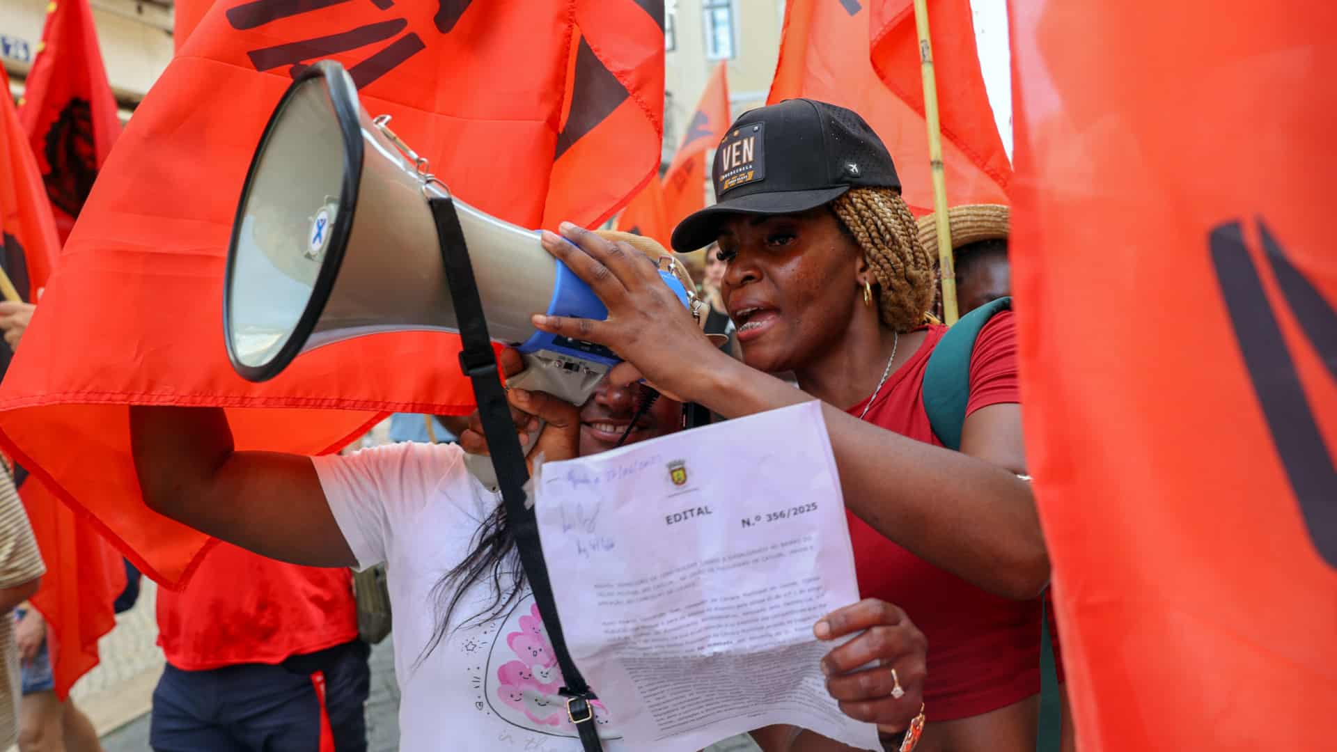 Pour le droit au logement, des centaines de personnes ont occupé la Baixa de Lisbonne.
