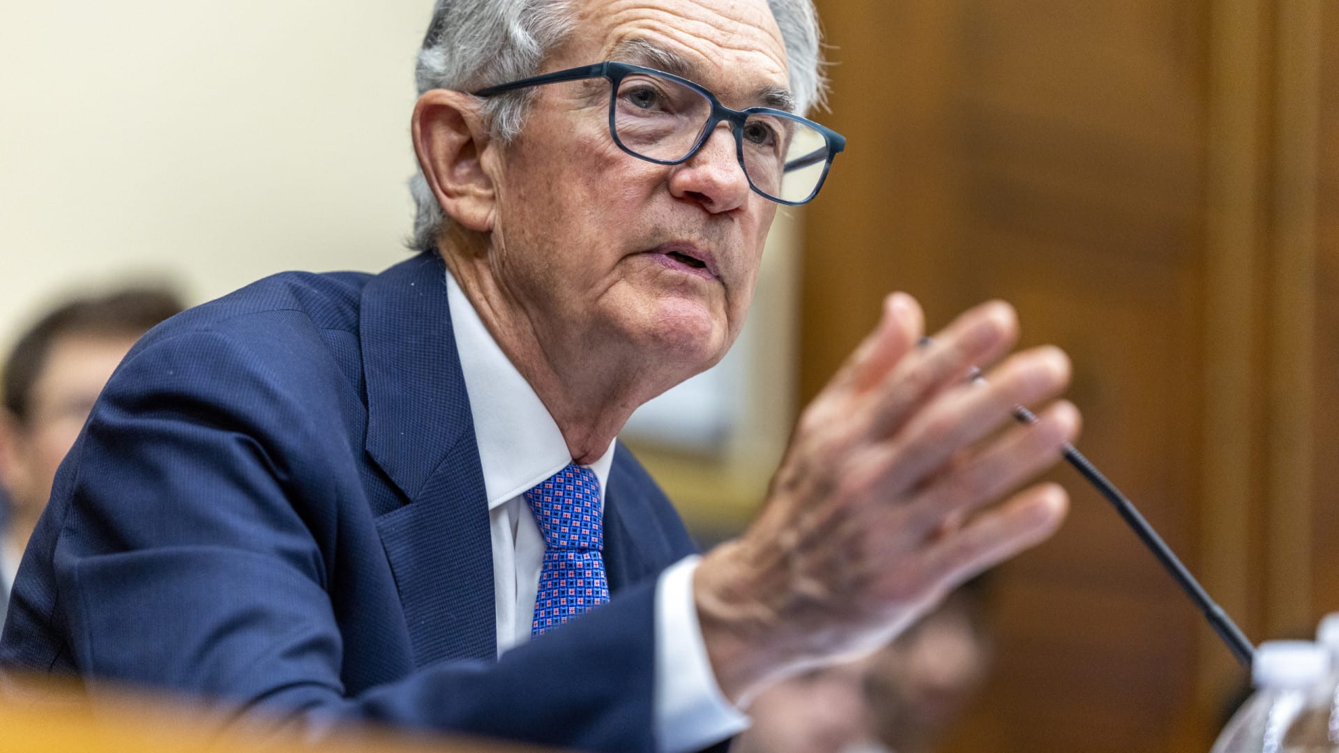 Powell attend la direction de l'économie pour décider des taux d'intérêt. Trump insulte