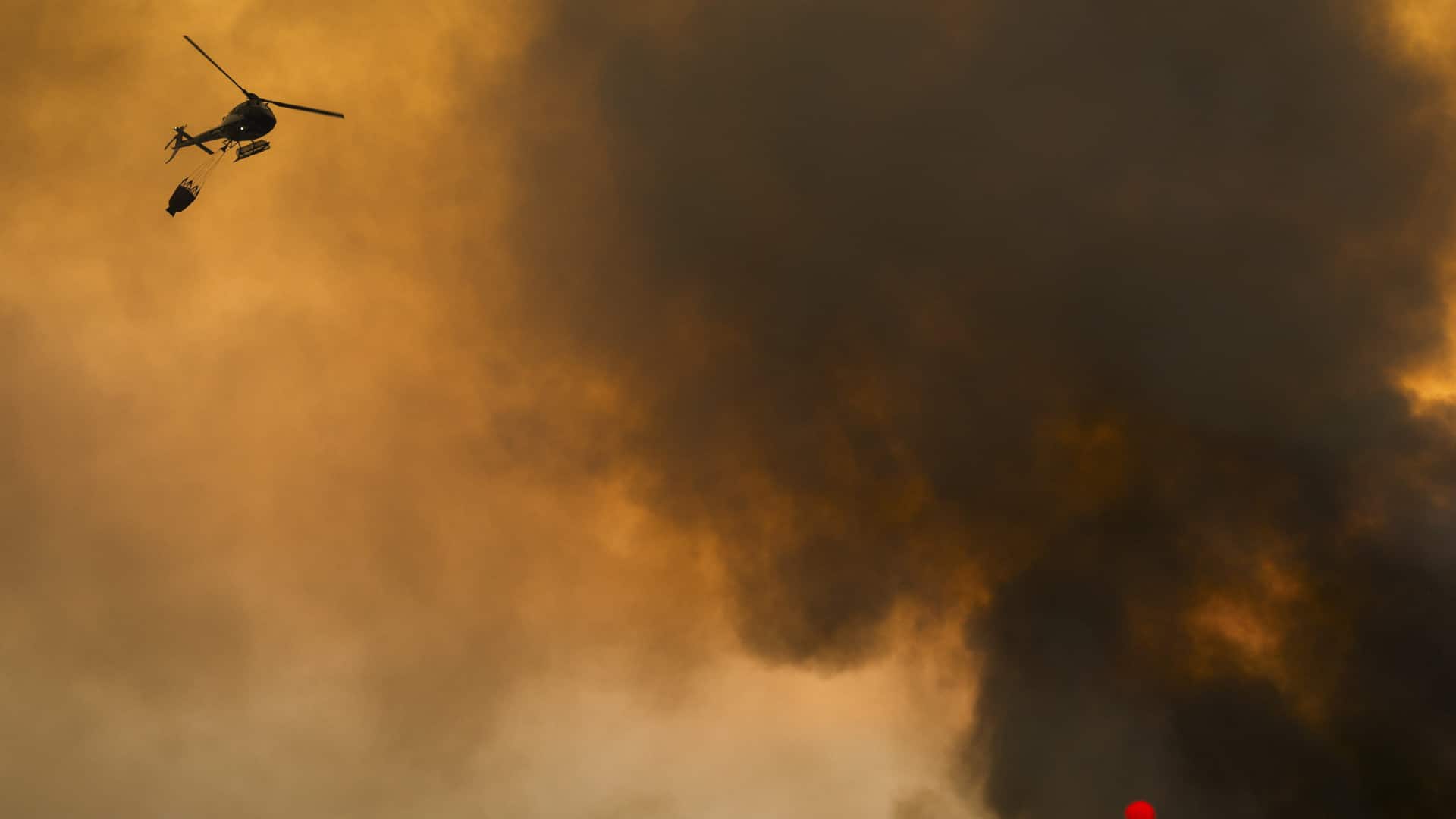 Près de 120 agents et six moyens aériens combattent un incendie à Vidigueira.