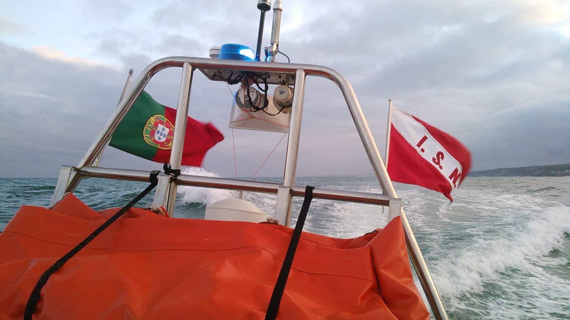 Reprises des recherches pour retrouver le pêcheur disparu en mer à Caminha.