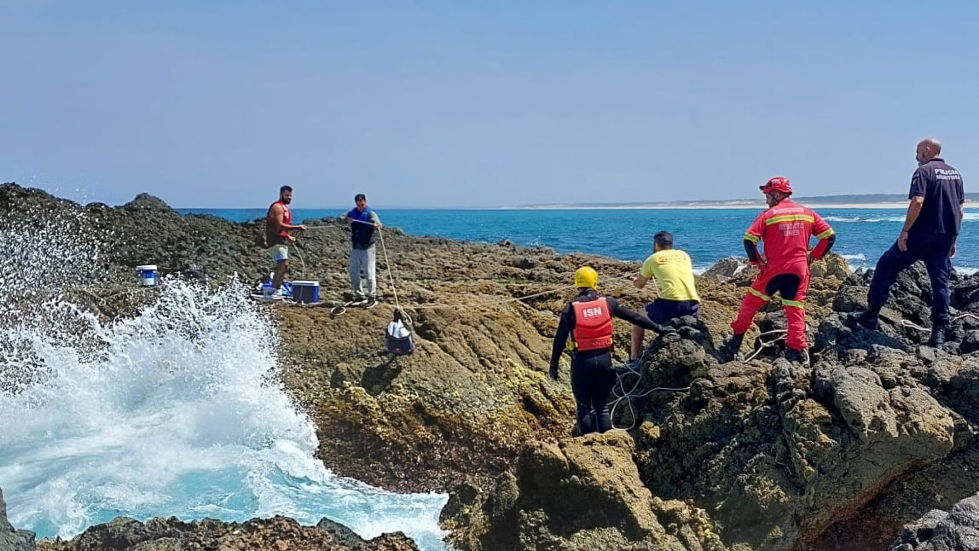 Sept pêcheurs de loisir ont été secourus au large de la côte nord de Sines.