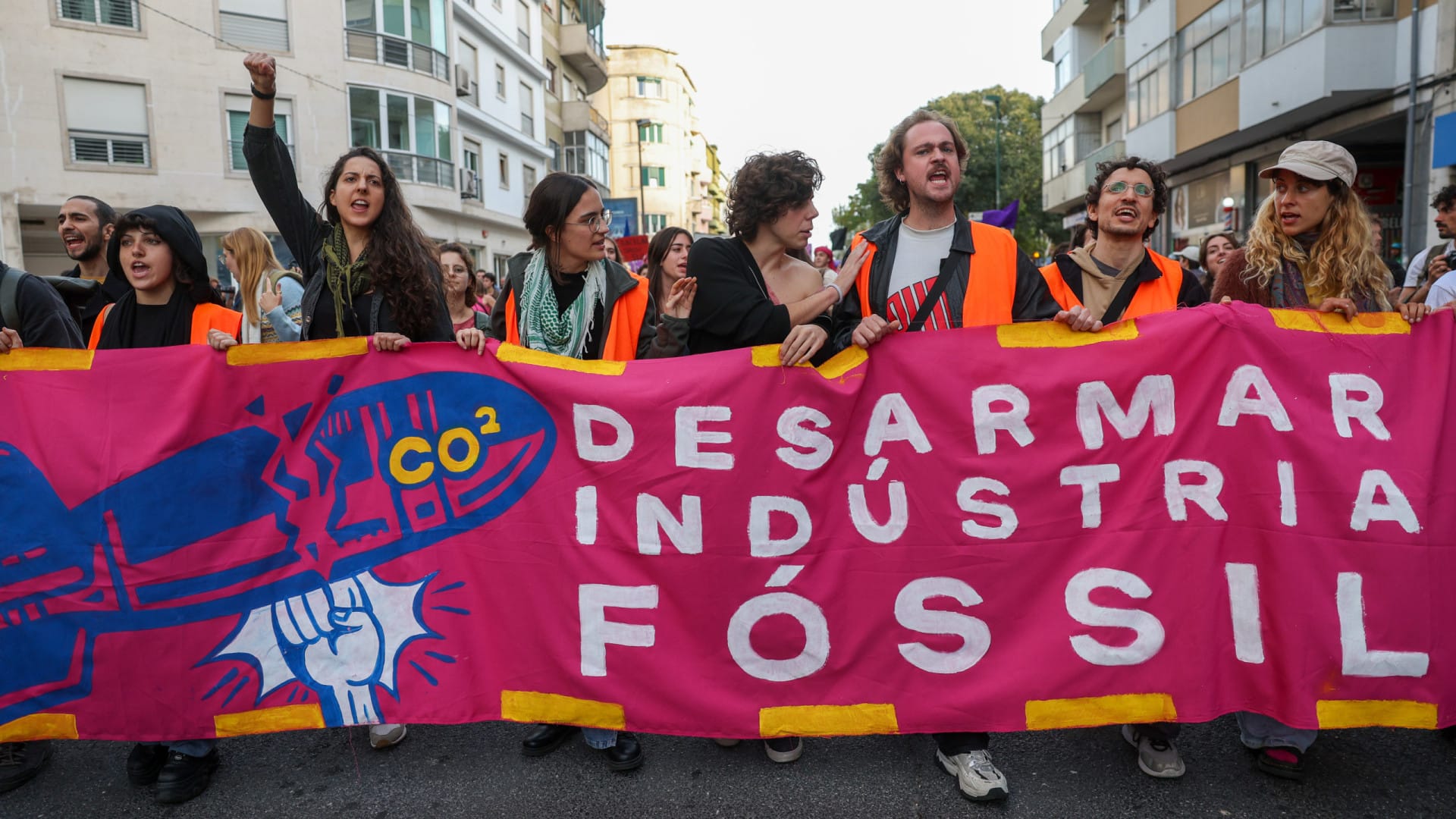 "Stopper la crise climatique". Environ 50 personnes manifestent à Lisbonne.