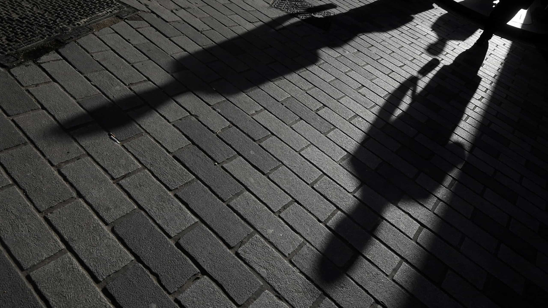 Suspect arrêté pour violences physiques et psychologiques contre sa compagne.