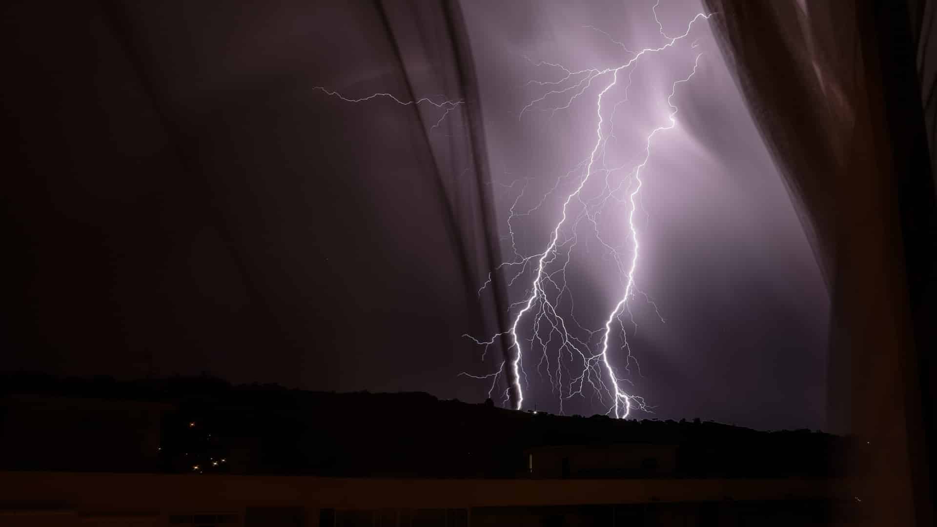 Tonnerre et grêle placent 5 districts du Portugal continental en 'jaune'.