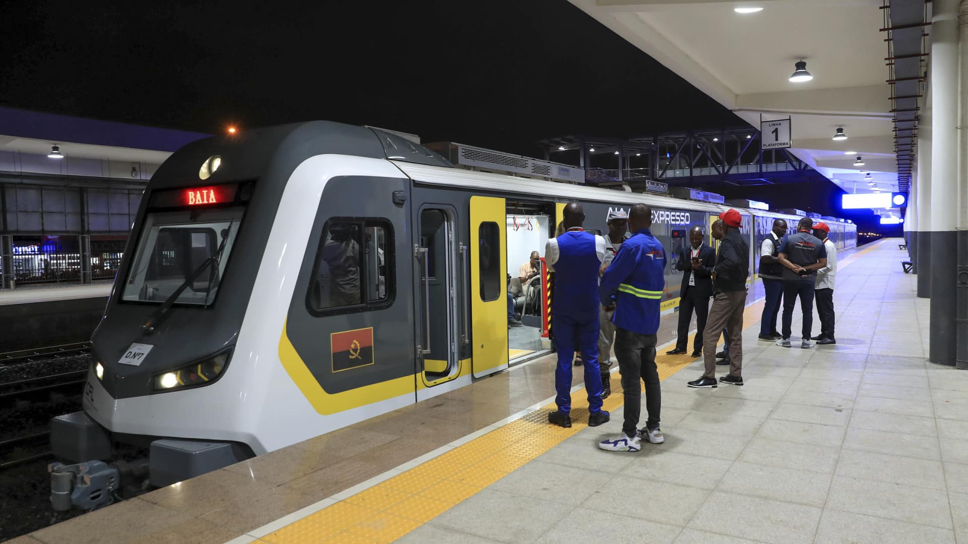 Trains pour le nouvel aéroport de Luanda suspendus jusqu'en septembre.