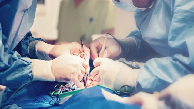 Un dermatologue est payé pour des chirurgies au Santa Maria... mais il était en Italie.