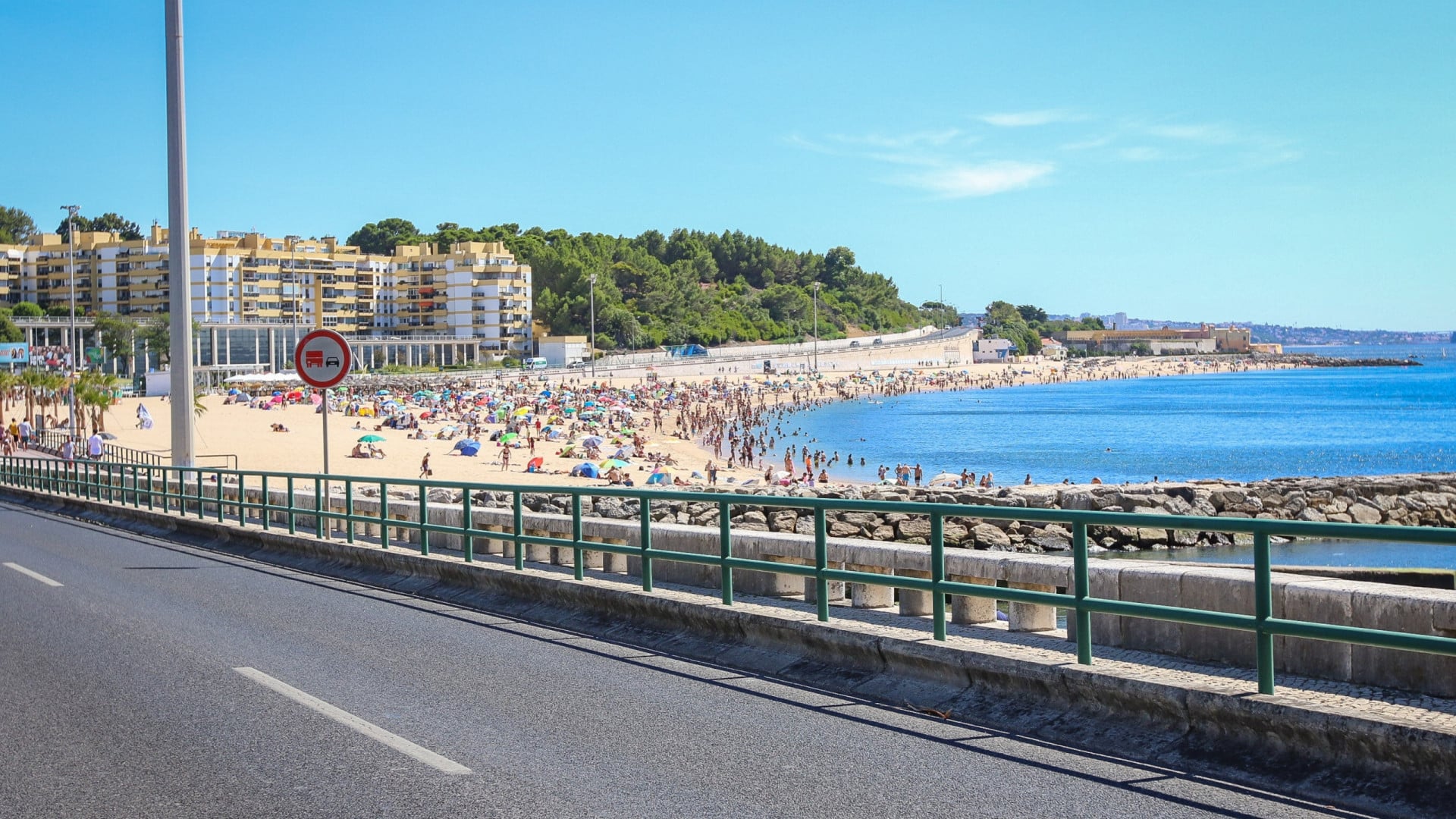 Un homme bat sa petite amie sur un yacht et la pousse à la mer au large d'Oeiras.