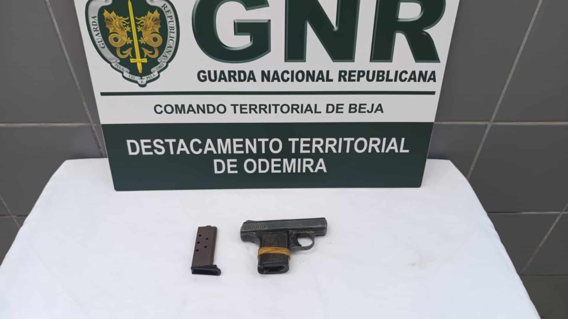Un homme de 49 ans arrêté avec une arme interdite après des menaces en Algarve.