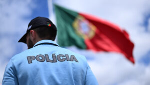 Un jeune agresse des policiers après un accident à Famalicão. Son permis avait été confisqué.