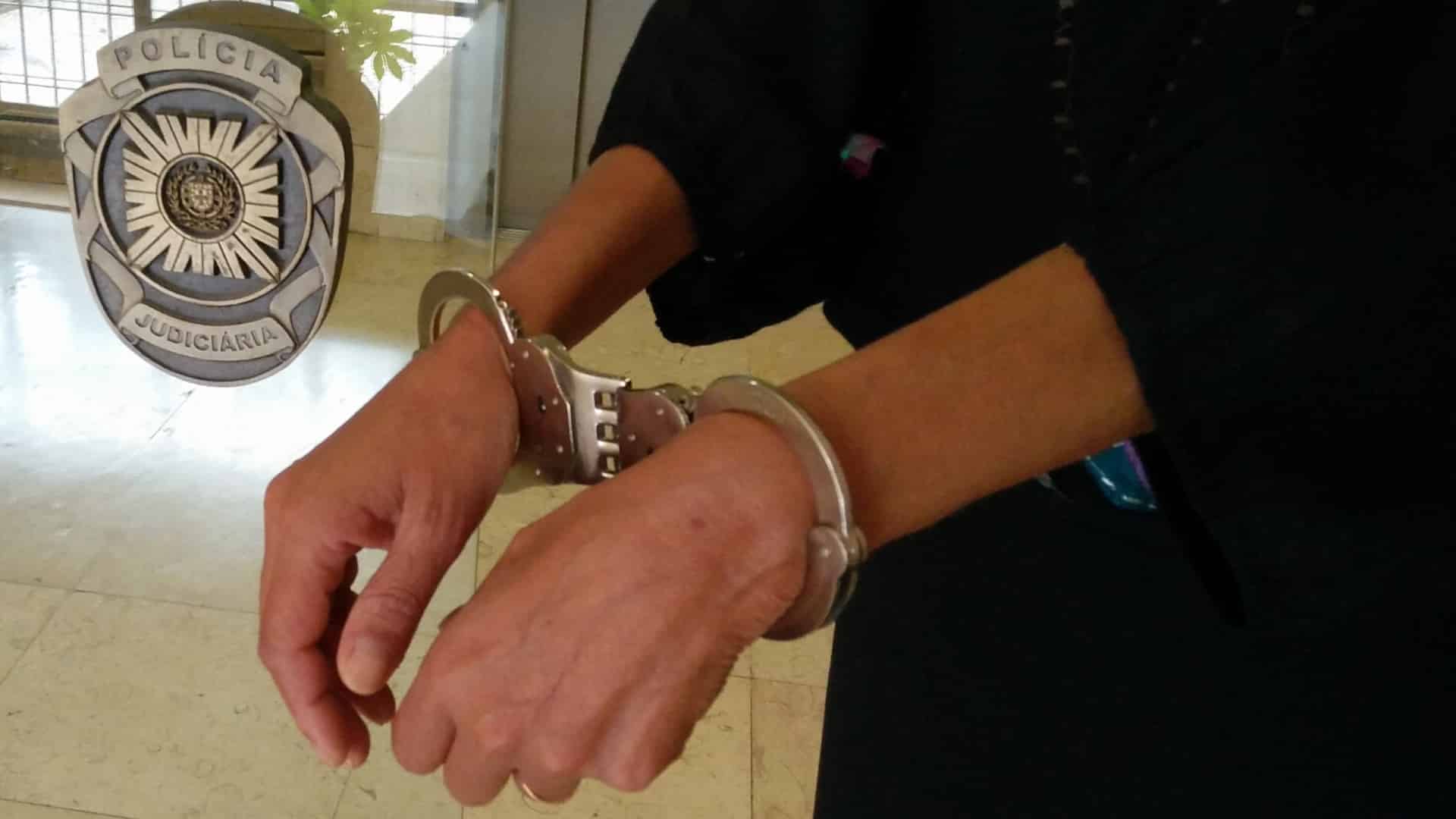 Un jeune arrêté pour avoir tenté de tuer un autre avec un couteau chez un membre de la famille.