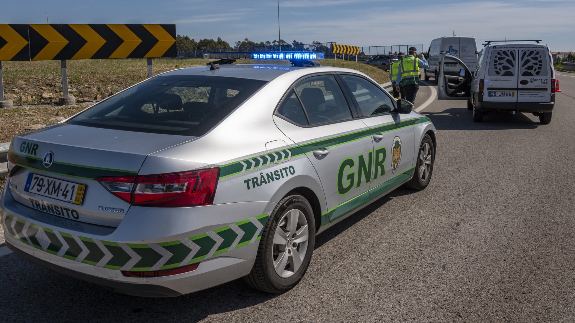 Un jeune de 21 ans meurt dans une collision à Azeitão.
