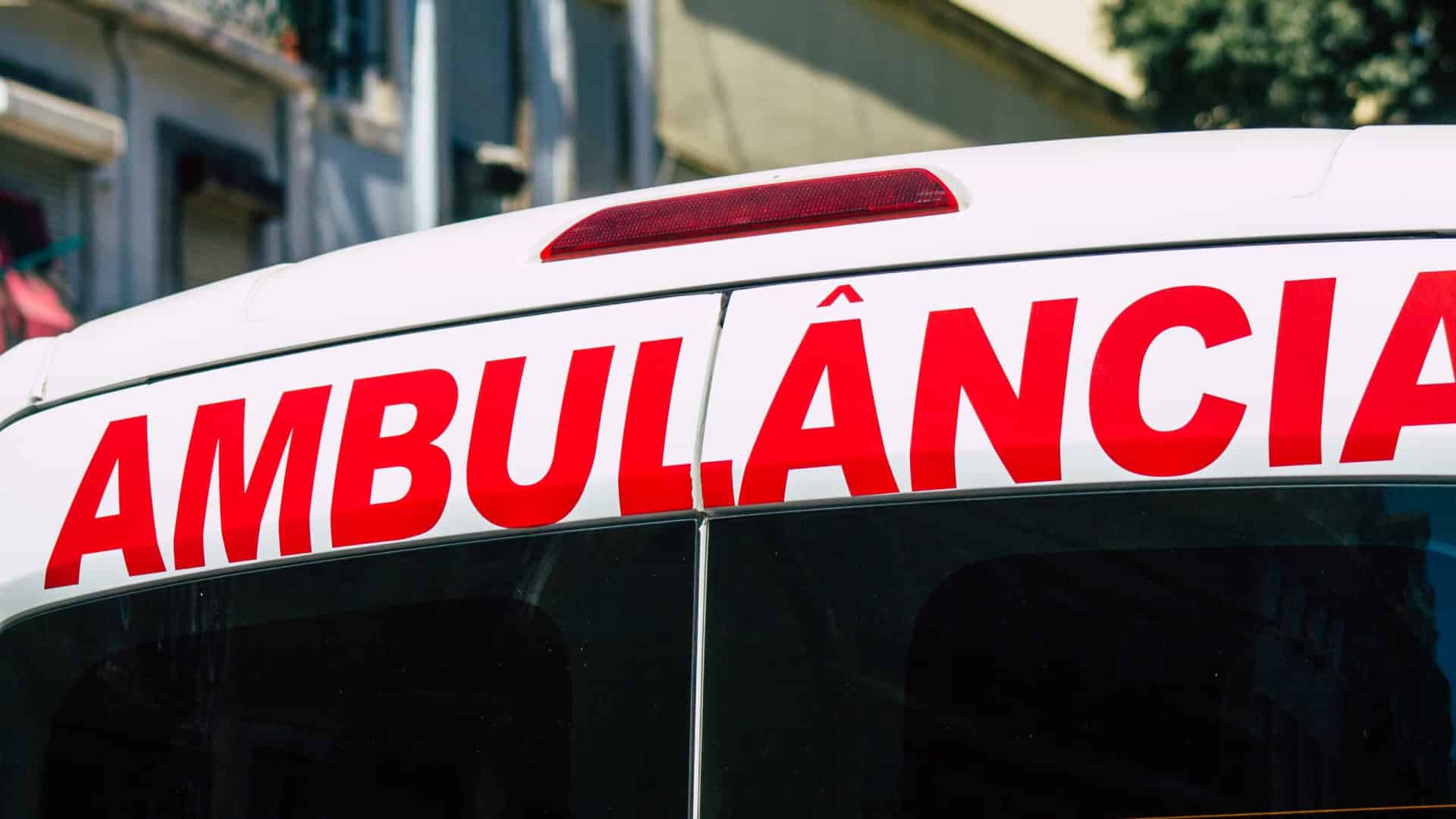 Un mort et un blessé léger dans une collision impliquant deux voitures et un camion à Vagos.