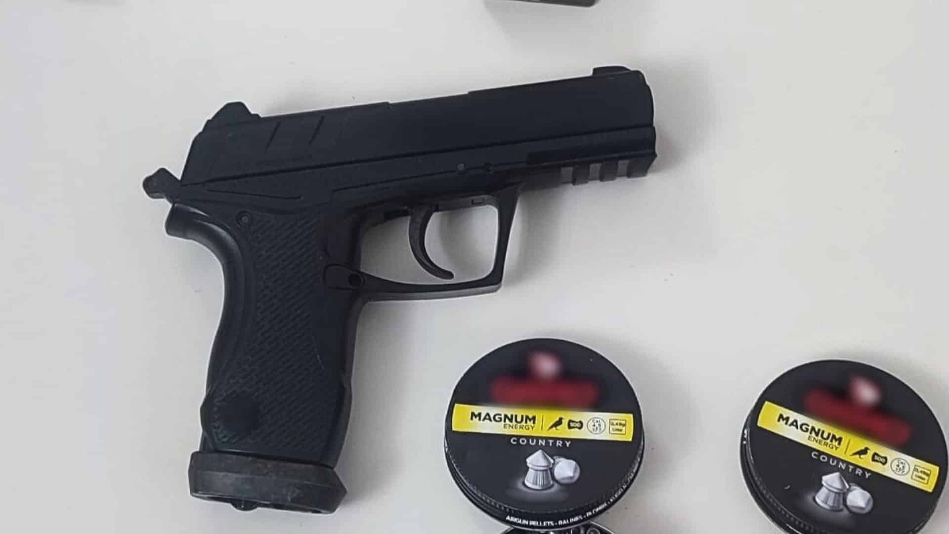 Un suspect arrêté pour agressions à Seixal. Il possédait une arme en forme de téléphone portable.