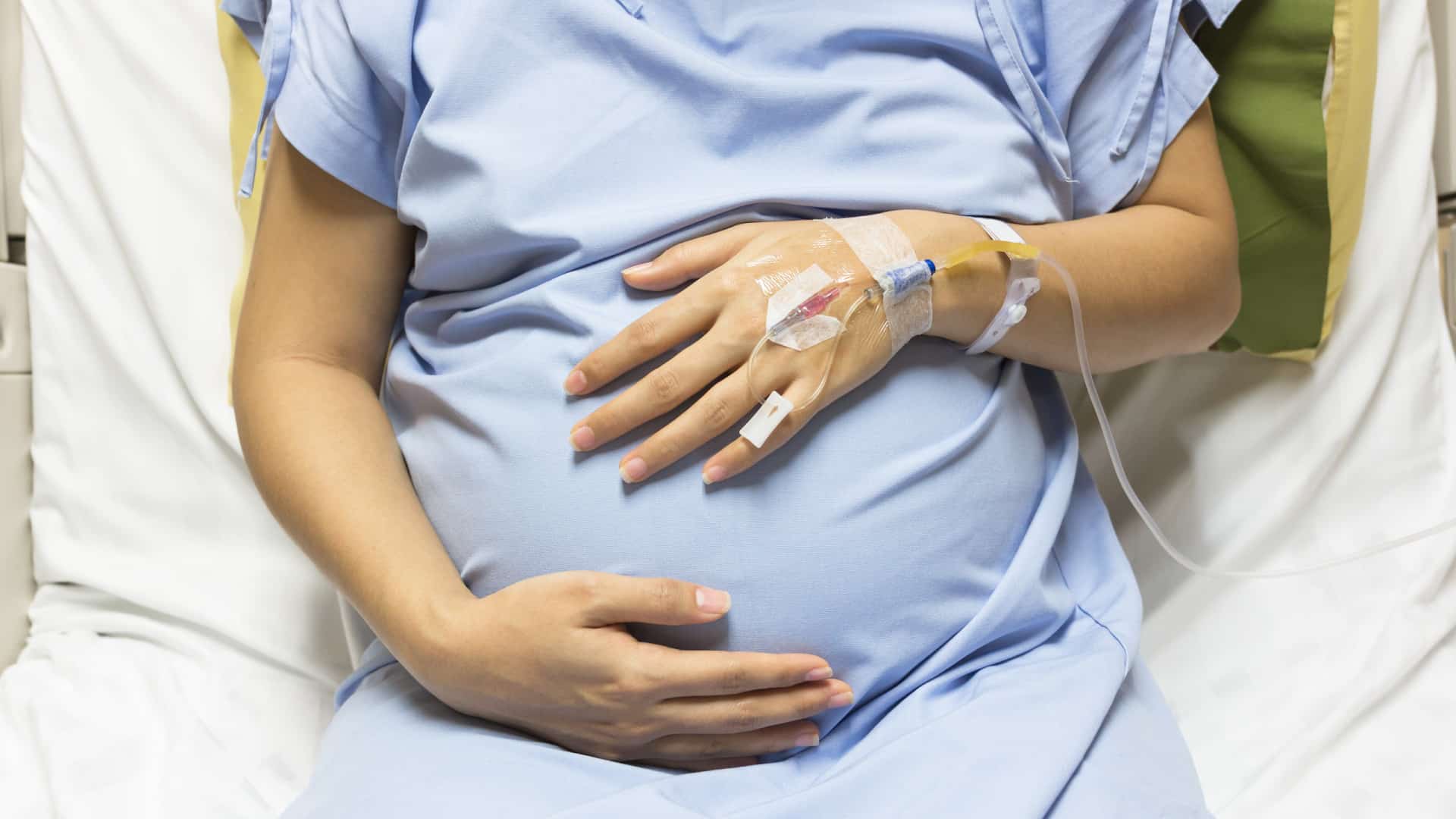 Une femme enceinte avec des douleurs s'est plainte dans 5 hôpitaux. Le bébé est mort après la naissance.