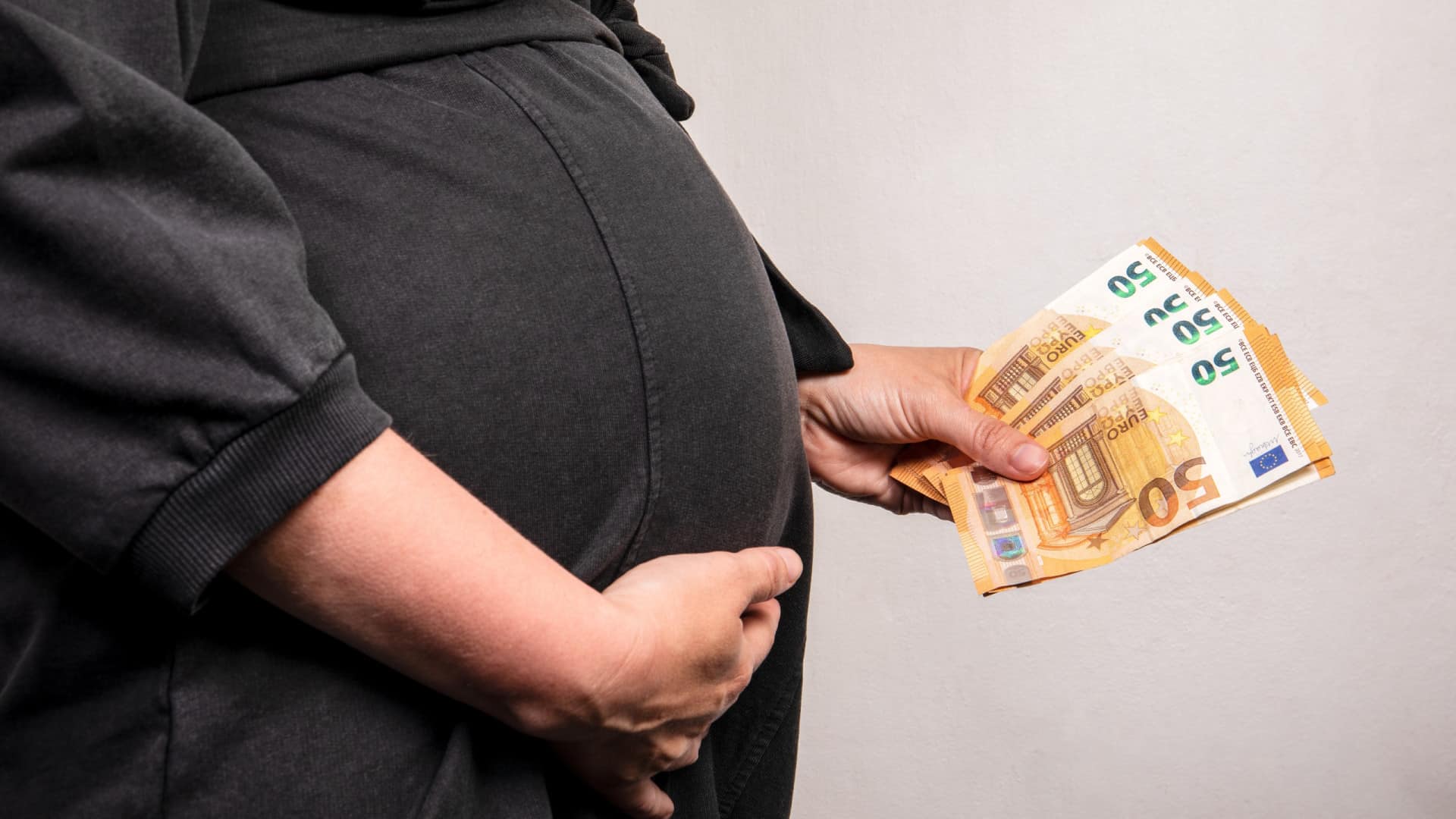 Une femme enceinte nouvellement arrivée ici reçoit-elle une allocation prénatale ? Voici les conditions.