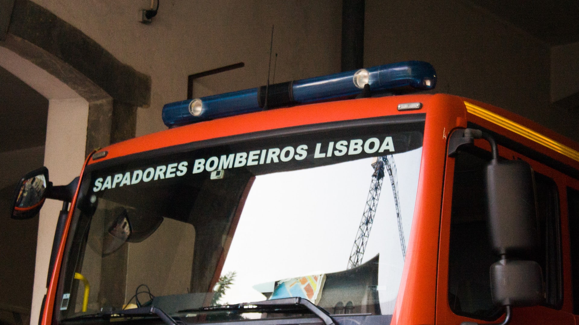 Voiture en feu oblige à couper l'accès de l'A5 au Pont 25 de Abril, à Lisbonne.