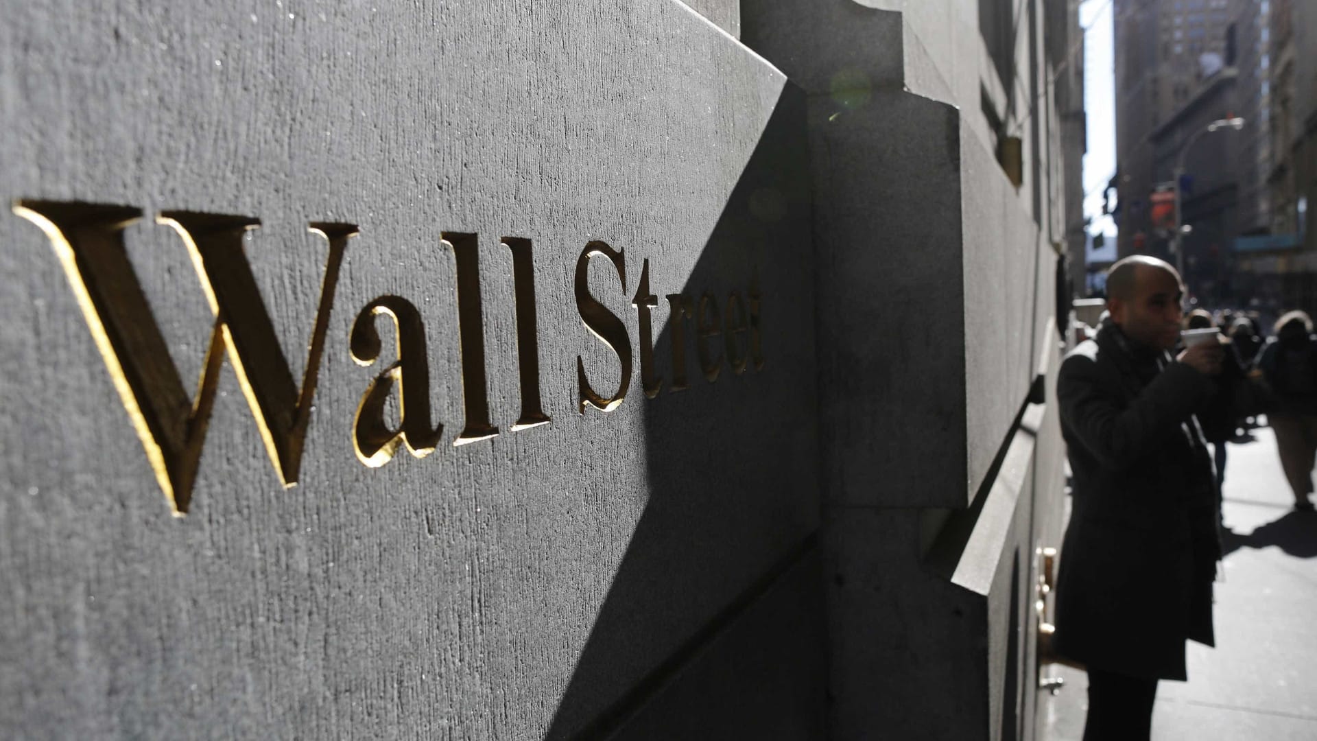 Wall Street adopte une attitude prudente face aux incertitudes économiques.
