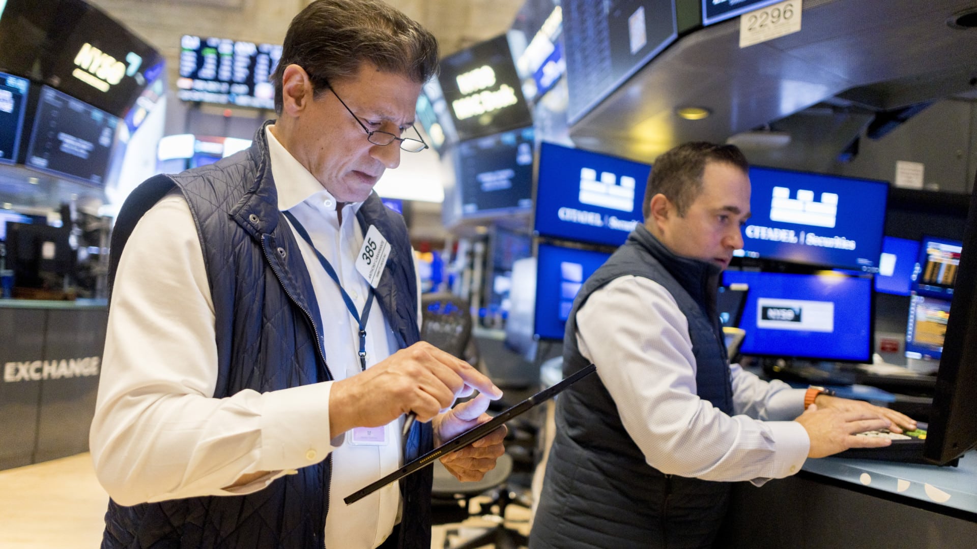 Wall Street clôture sans direction dans l'attente de statistiques économiques.