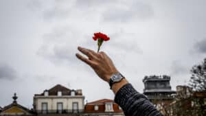25 Avril. Le dossier propose une "réflexion critique" sur "l'Été Chaud".