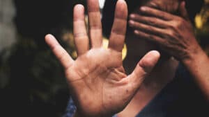 "5 décennies de mauvais traitements". Un homme âgé arrêté après avoir agressé une femme avec des "coups de poing"