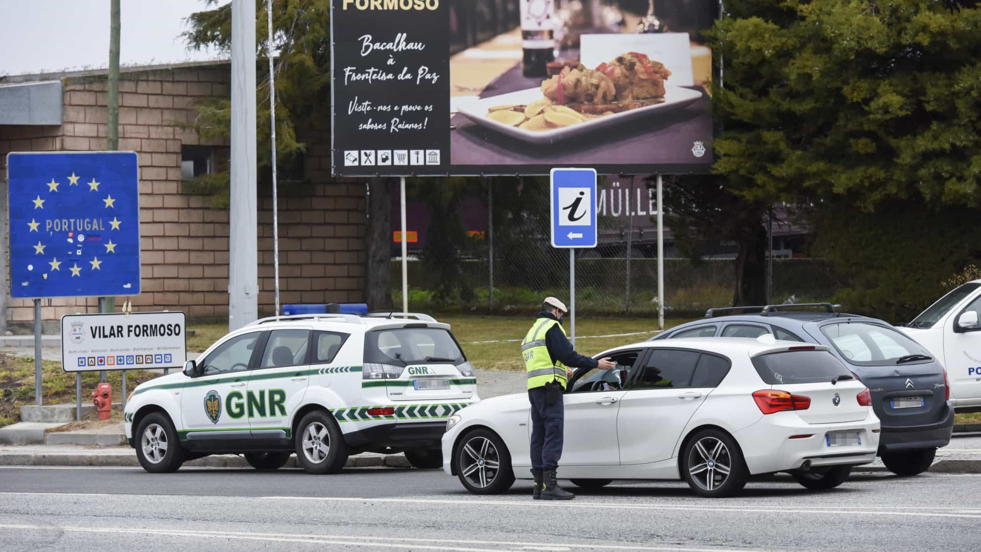 A tenté de fuir à pied, mais a fini par être arrêté pour séjour illégal au Portugal.