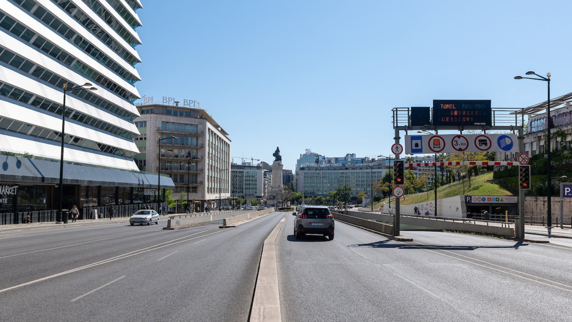 Accident dans le Tunnel du Marquês fait un blessé et coupe le trafic.