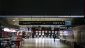 Aéroport : Les autorités ne respectent pas le délai pour que le juge entende les étrangers détenus.
