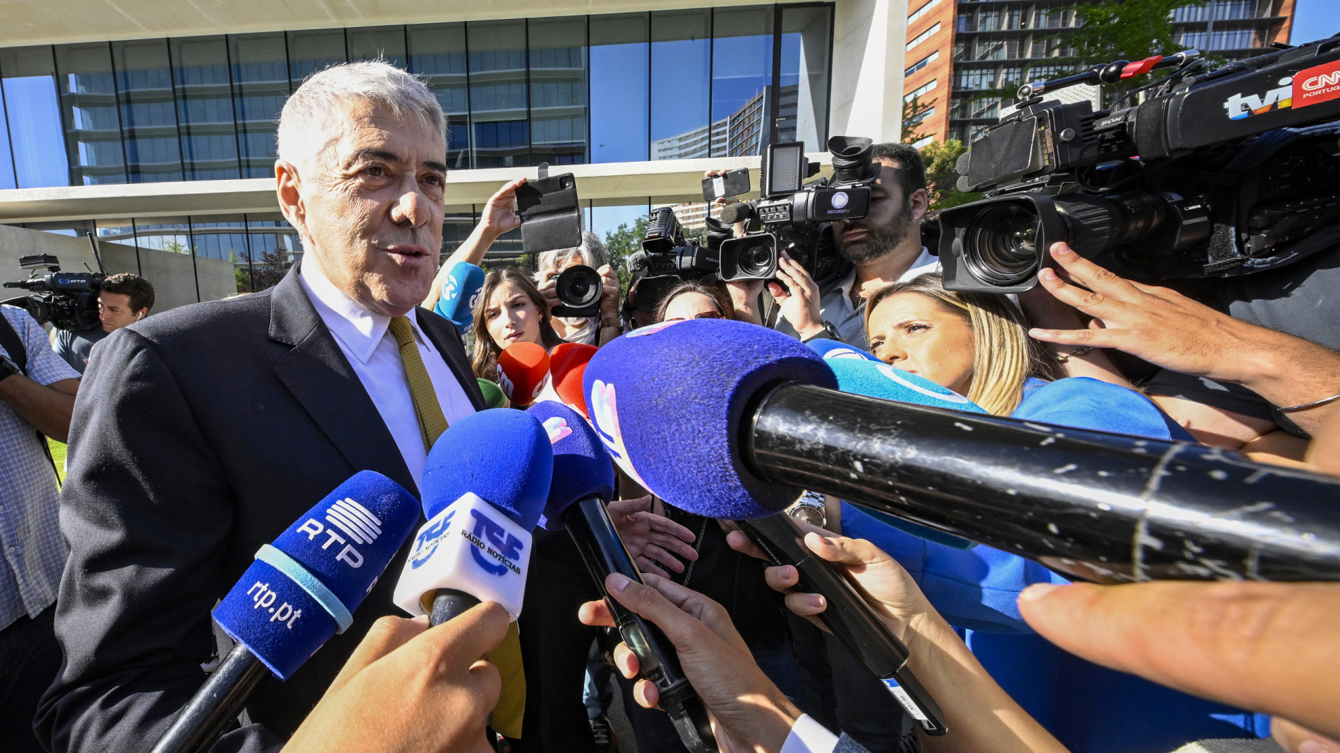 Affaire Marquês. Les photos de l'arrivée de Sócrates et Santos Silva au tribunal.