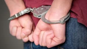 Arrêté ici leader religieux recherché au Brésil pour violation de mineurs.