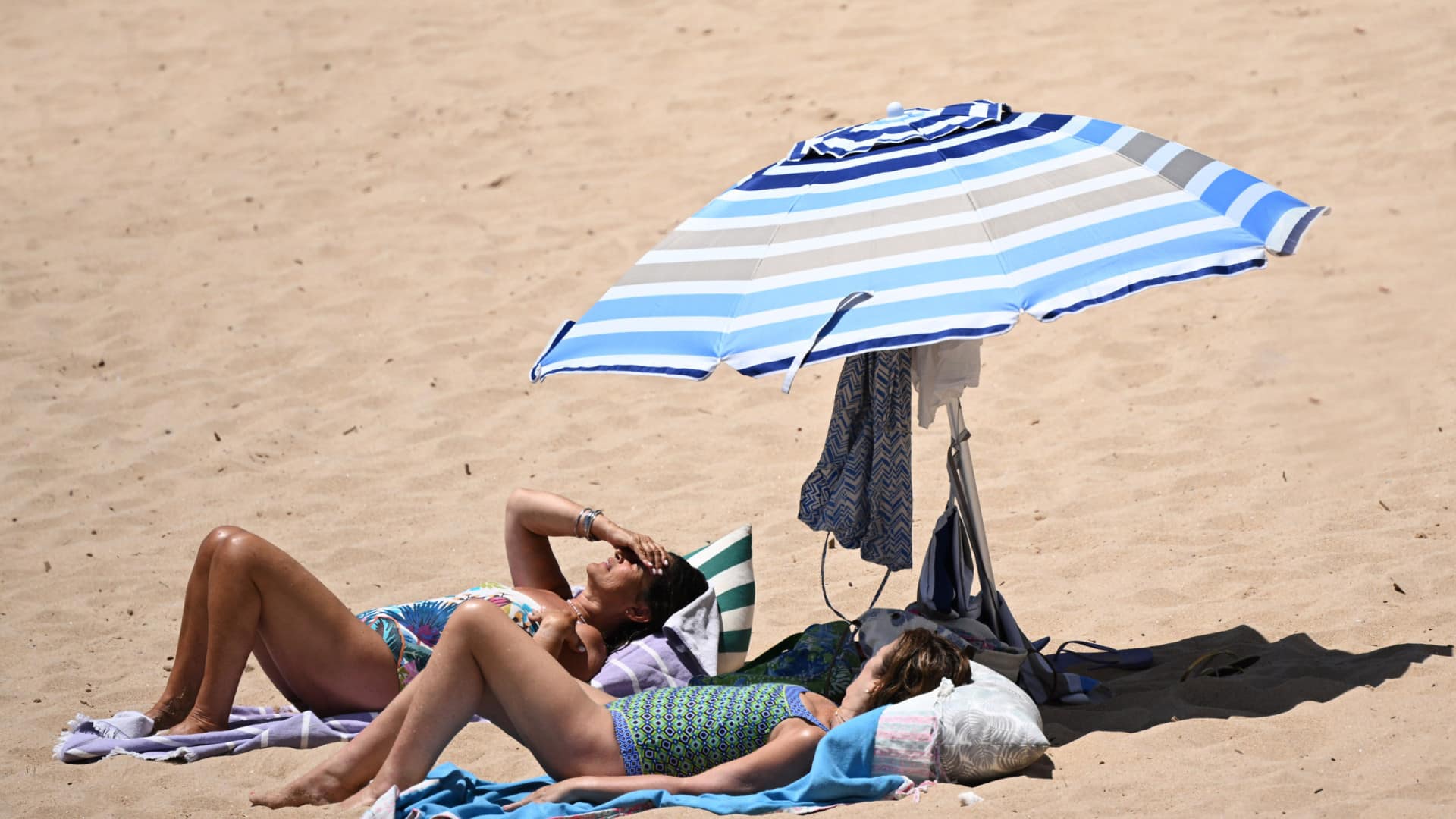 Arrive (très) chaud ! Le Portugal est sous alerte jaune ce week-end.