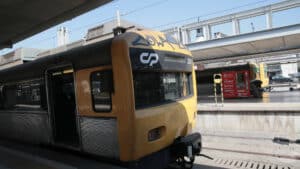 Circulation sur la Ligne de Cascais suspendue entre Alcântara Mar et Cais do Sodré.