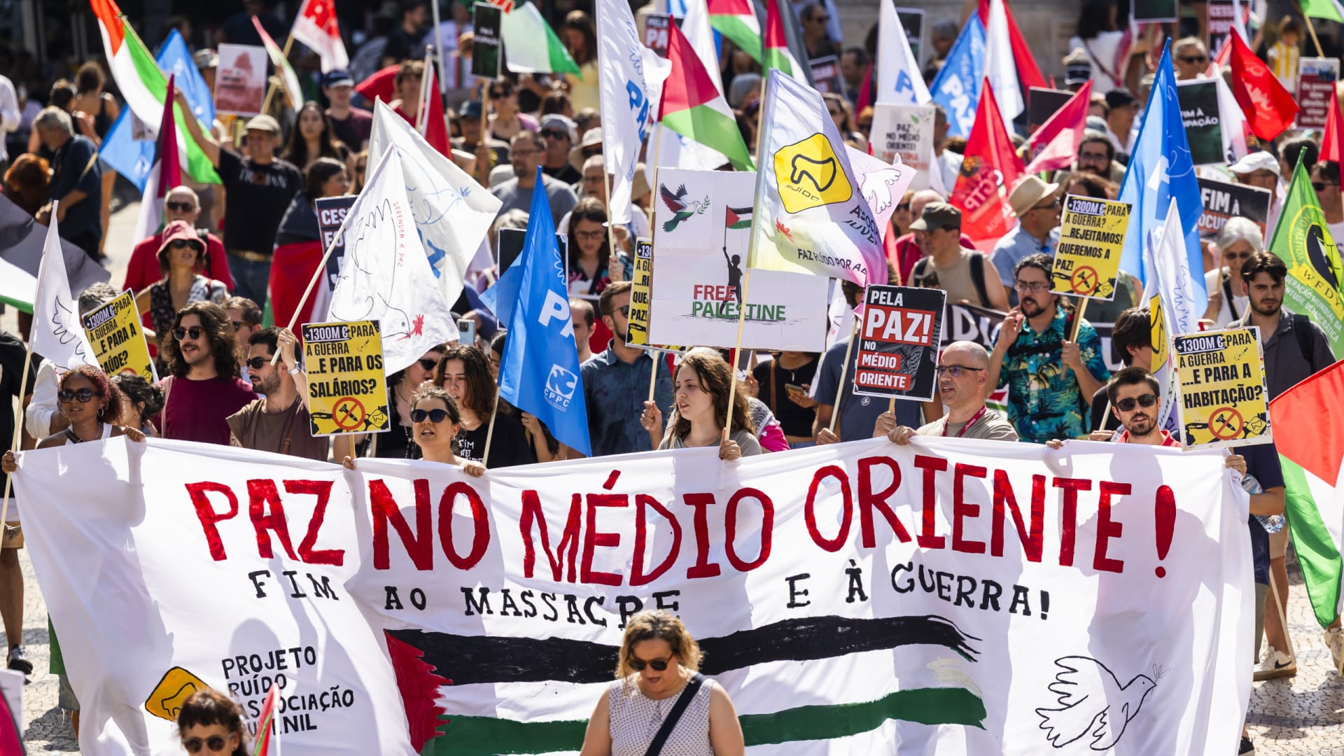 Des centaines de personnes ont manifesté à Lisbonne pour la paix à Gaza.