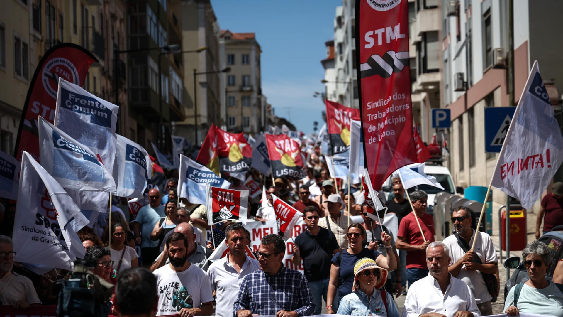 Des centaines de travailleurs de l'administration publique manifestent à Lisbonne.
