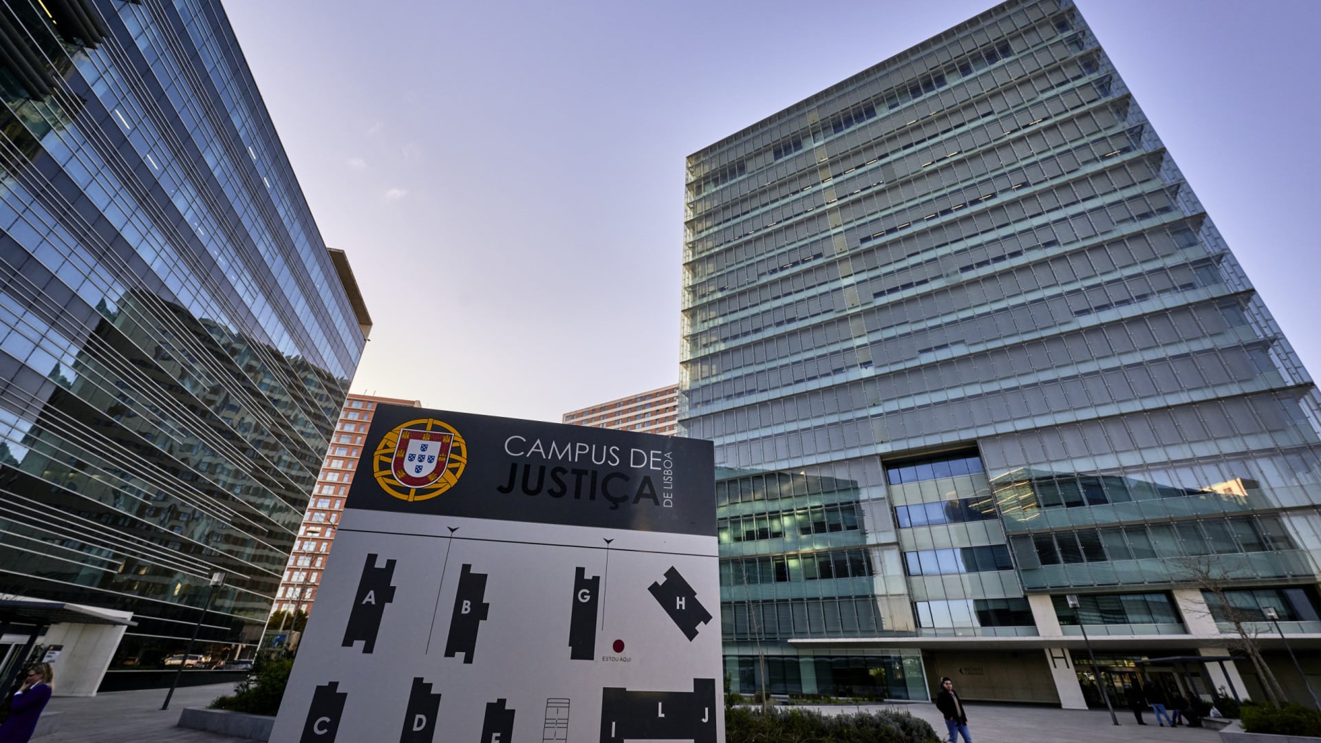 Des dizaines de journalistes ont attendu Sócrates le premier jour du procès.