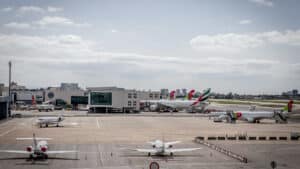 Des dizaines de travailleurs devant Menzies pour de meilleurs salaires et conditions.
