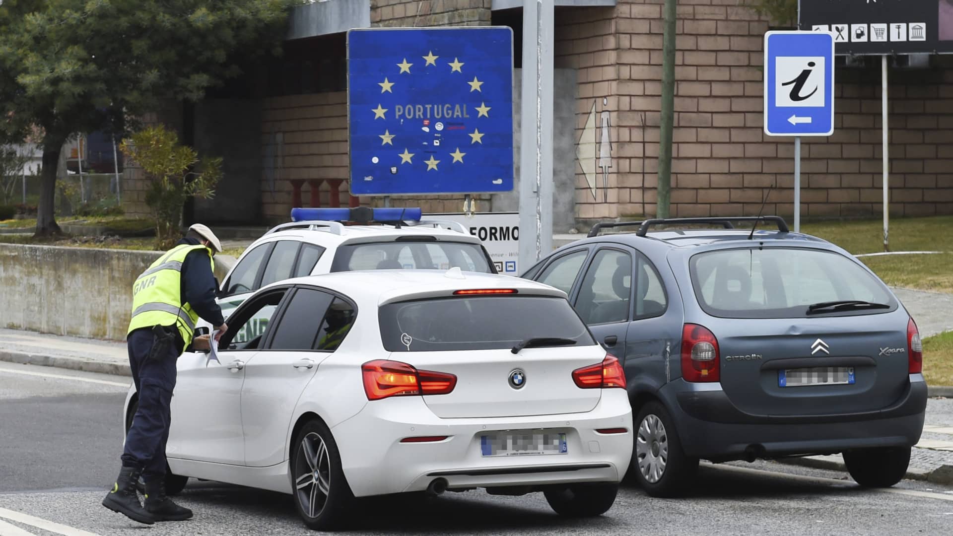 Des émigrants accueillis avec divers conseils à la frontière de Vilar Formoso