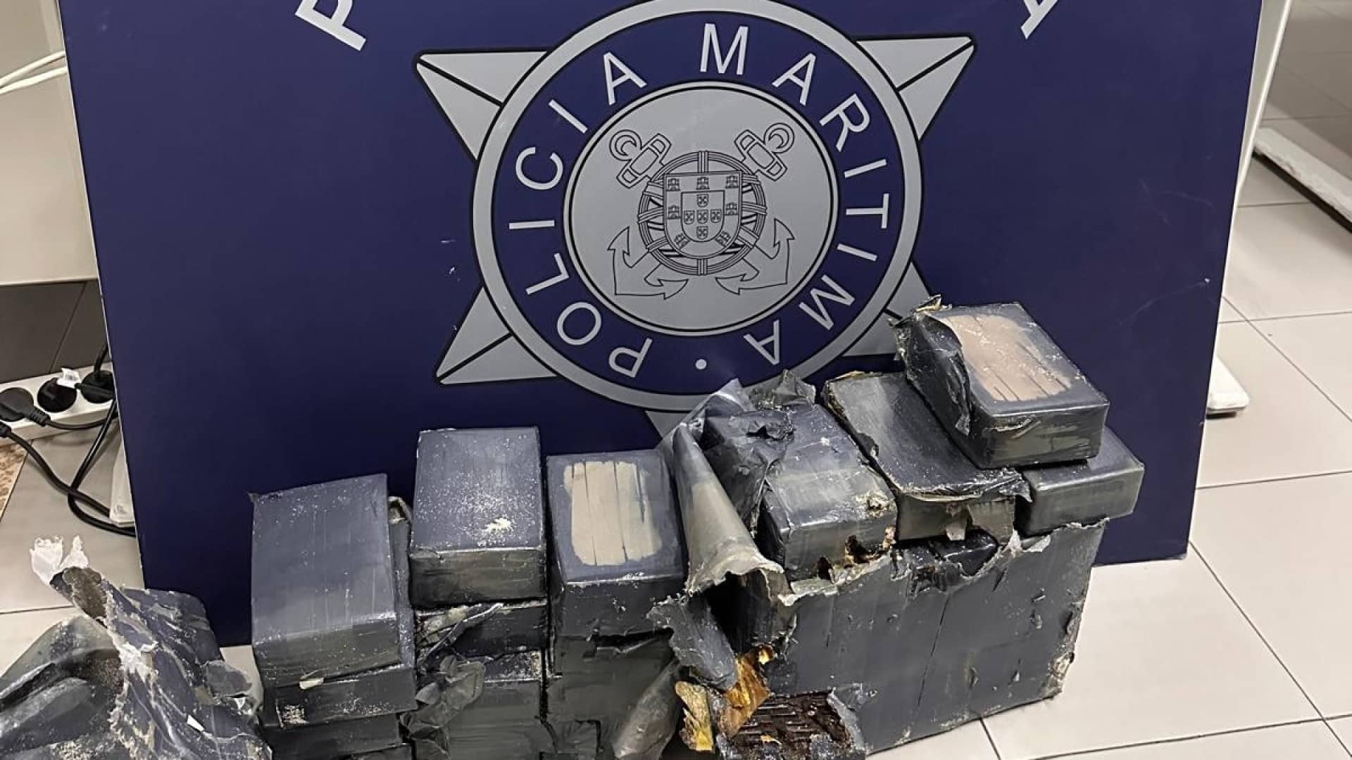 Des plongeurs retirent 32 kg de drogue d'une plage à Tavira. Elle était à 3 mètres.