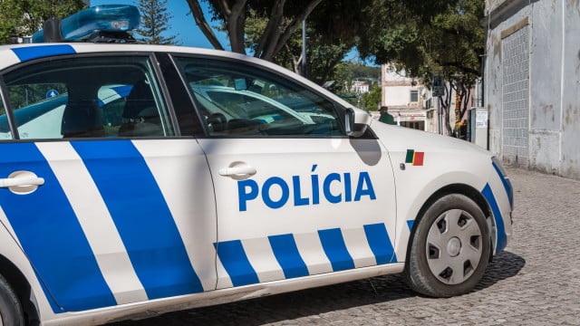 Deux agents de la PSP arrêtés lors de perquisitions dans des commissariats pour des soupçons de torture.