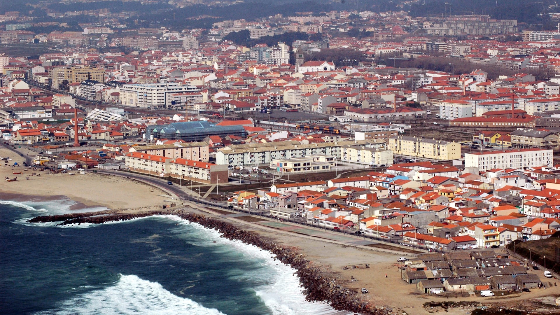 Deux jeunes et deux sauveteurs secourus en mer à Espinho.