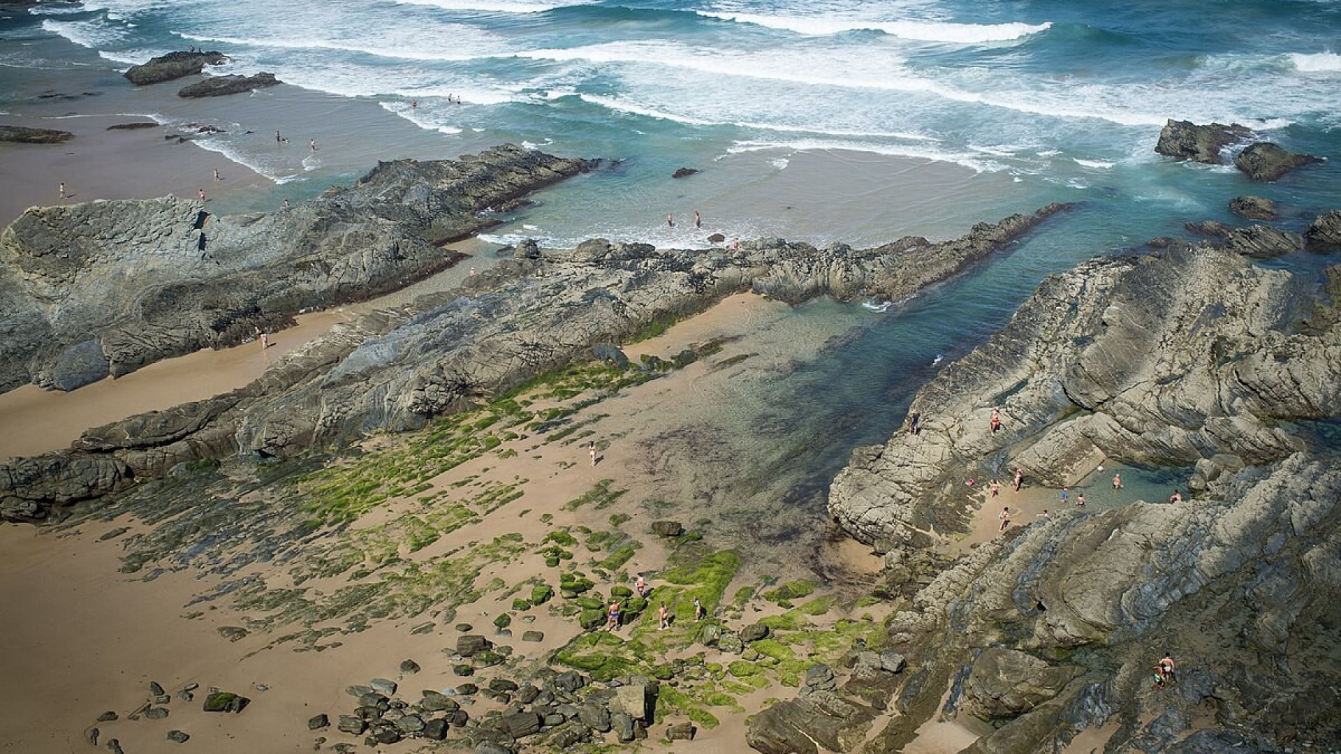 Deux jeunes secourus à Odemira : Ils étaient "isolés à la base de la falaise".