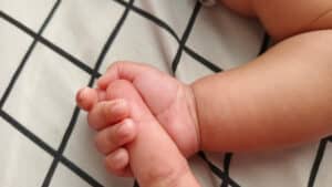 Enfant jusqu'à six ans ? Sachez si vous pouvez demander l'Aide Parentale Élargie.