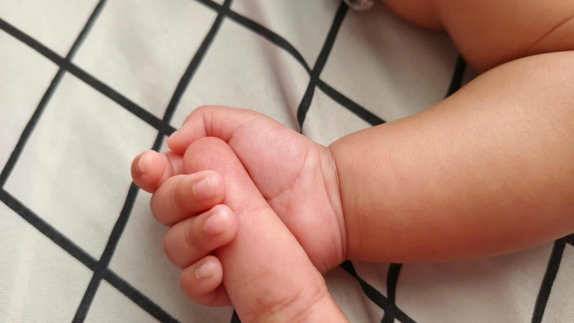 Enfant jusqu'à six ans ? Sachez si vous pouvez demander l'Aide Parentale Élargie.